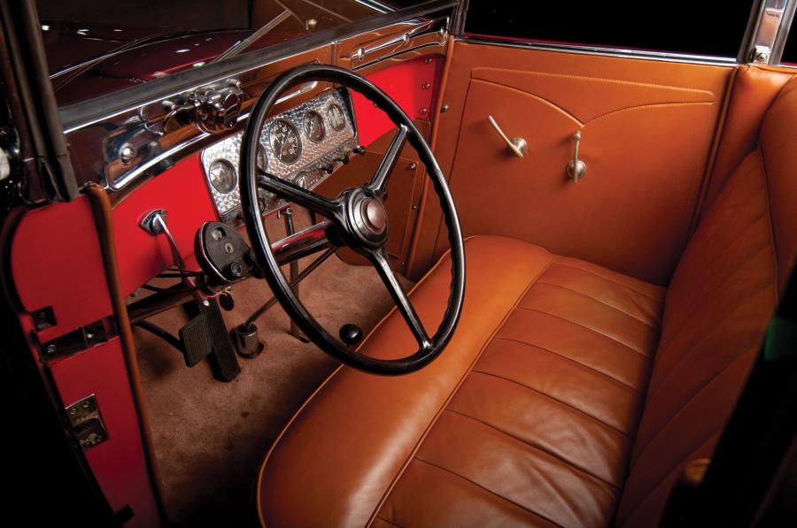 Интерьер Auburn 12-160A Custom Dual Ratio Phaeton Sedan 1932 года  (фото 30 из 43)